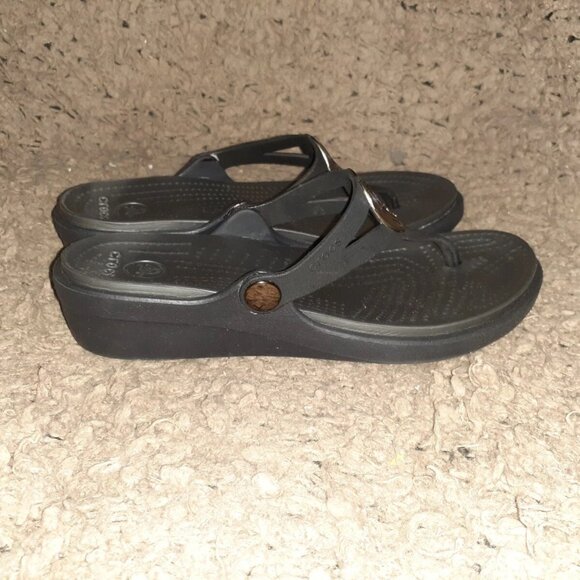 CROCS-Sanrah- Metallic Medallion Sandals-Black Thong Wedge-Sz 6-Near Mint - Picture 4 of 7